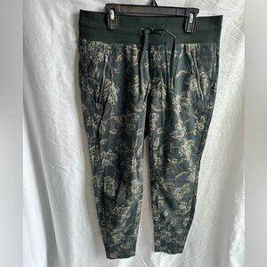 Athleta Green Floral Trekkie North Printed Joggers Size 4P Drawstring Pockets